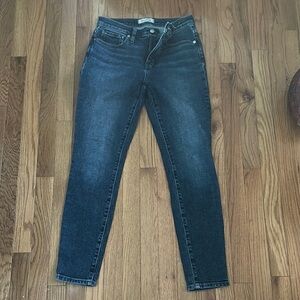 Madewell Women's Blue Jeans size 27 inches. inseam 28 inches.